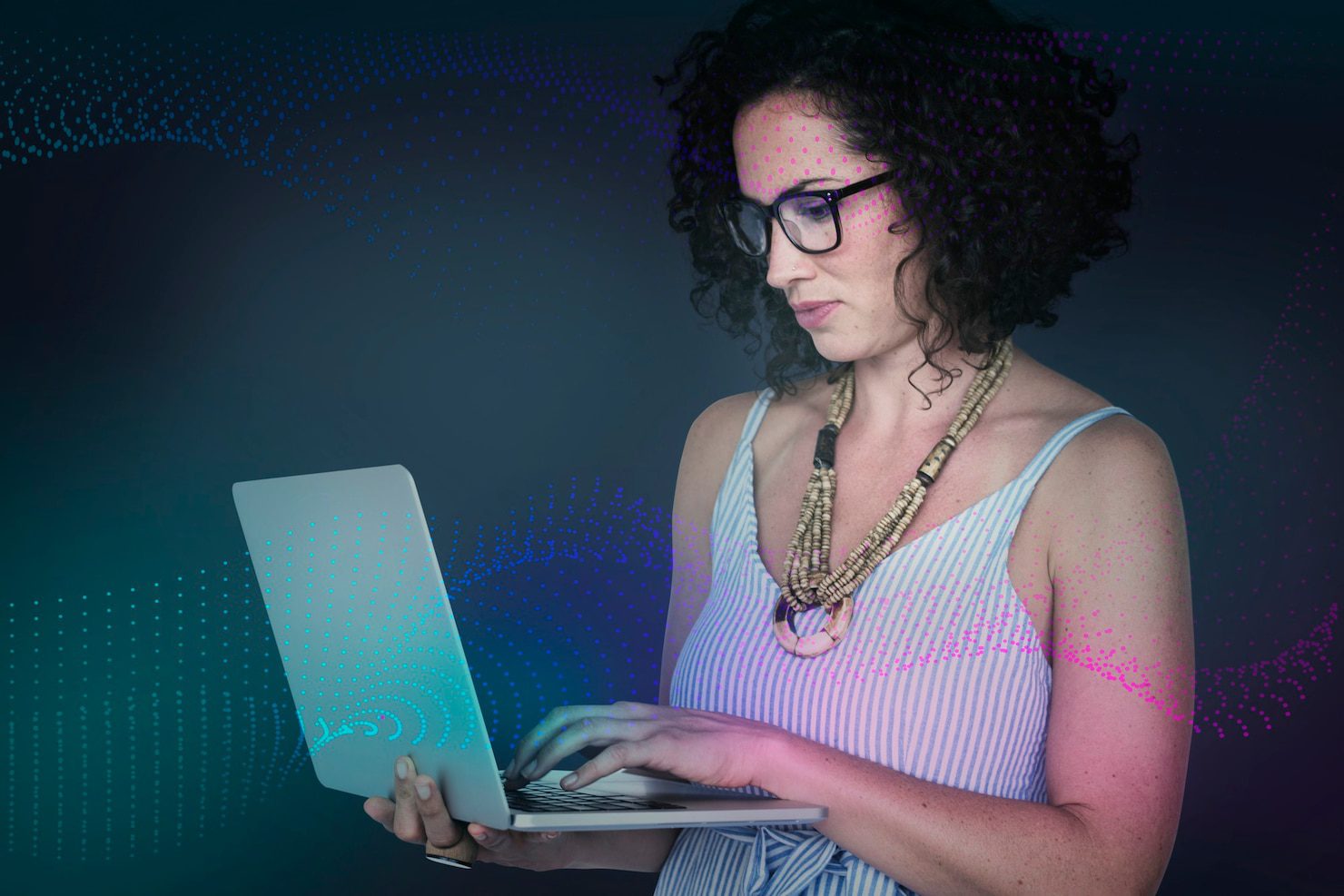 mujer buscando su computadora portatil 53876 102380